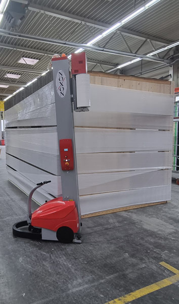 HK-Verpackungsmaschine - selbstfahrender Stretchwickler stretcht großes Holzmodul blickdicht ein
