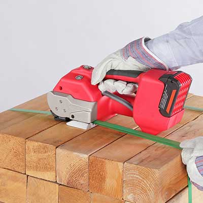 Umreifungsgerät H-46 umreift Holzstapel Umreifungsgerät H-46 umreift Holzstapel